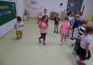05 Dzieci spacerują po sali szukając brakujących połówek kółeczek
